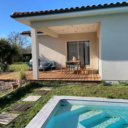 Casa de Férias Maison De Avec Piscine Idealement Situee *