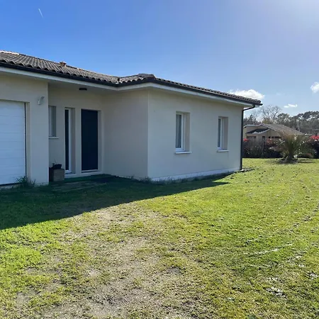 Casa de Férias Maison De Avec Piscine Idealement Situee *