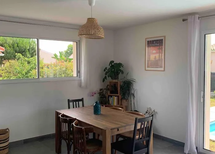 Maison De Avec Piscine Idealement Situee Дом отдыха